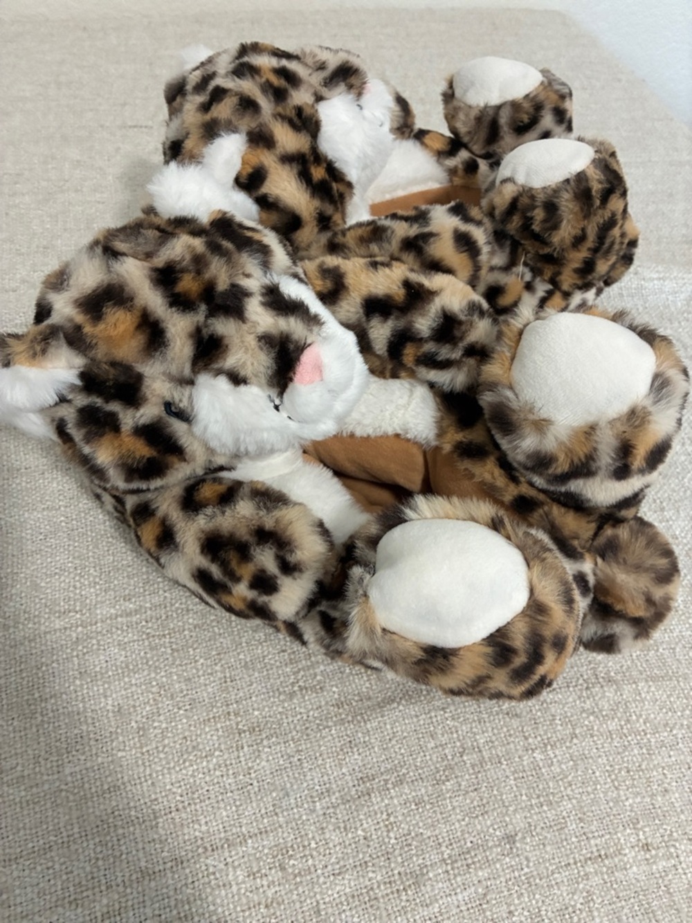 Feetmoji Cheetah Slippers Size 7-8 NWT - Picture 3 of 10